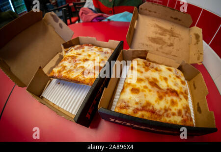 Schichten aus einem Franchise von Jet Pizza im New Yorker Stadtteil Chelsea am Freitag, 1. November 2019. Jet Pizza verkauft Detroit Stil Pizza. (© Richard B. Levine) Stockfoto