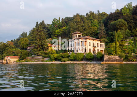 Villa am Meer in der Nähe von Bellagio, während am späten Nachmittag Bootsfahrt am Comer See, Lombardei Italien Europa EU Stockfoto