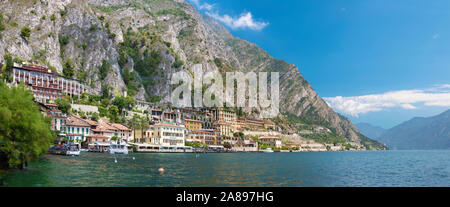 LIMONE SUL GARDA, Italien - 13. Juni, 2019: Die kleine Stadt unter den Alpen Felsen. Stockfoto