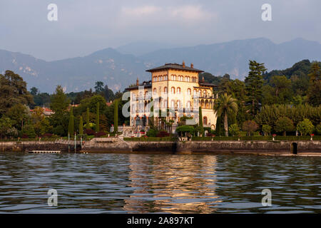 Villa am Meer in der Nähe von Bellagio, während am späten Nachmittag Bootsfahrt am Comer See, Lombardei Italien Europa EU Stockfoto