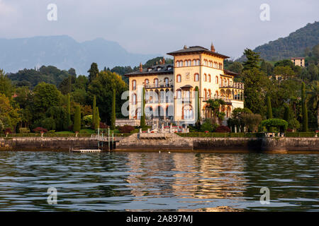 Villa am Meer in der Nähe von Bellagio, während am späten Nachmittag Bootsfahrt am Comer See, Lombardei Italien Europa EU Stockfoto