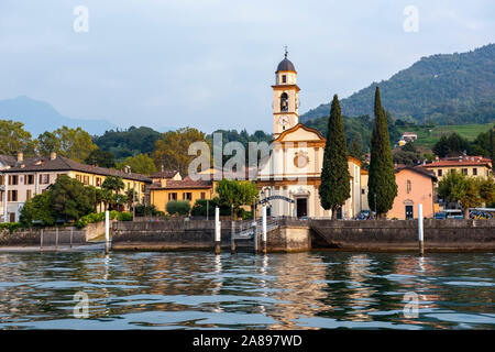 San Giovanni in der Nähe von Bellagio, während am späten Nachmittag Bootsfahrt am Comer See, Lombardei Italien Europa EU Stockfoto