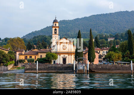 San Giovanni in der Nähe von Bellagio, während am späten Nachmittag Bootsfahrt am Comer See, Lombardei Italien Europa EU Stockfoto