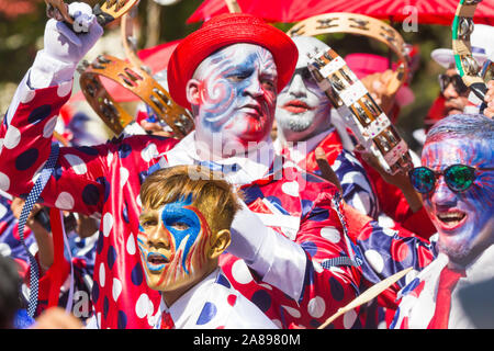 Karneval Minnesänger in bunten hell leuchtende Kostüme oder Fancy Dress während des neuen Jahres Tag traditionelle Street Parade in Kapstadt durchführen Stockfoto