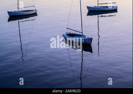 Drei Segelboote im Hafen, Mount Desert Island, Maine, USA Stockfoto