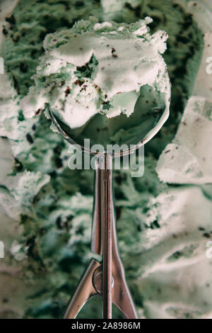 Kugel Eis Mint chocolate chip Stockfoto