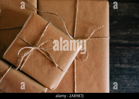 Geschenke in braunem Papier und Schnur verpackt Stockfoto