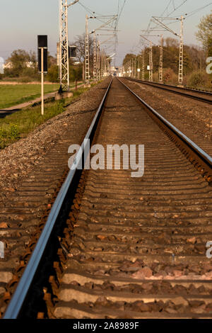 Bahngleis Hintergrund unscharf Stockfoto