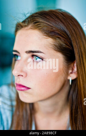 Porträt eines brünetten Teenager-Mädchens Stockfoto