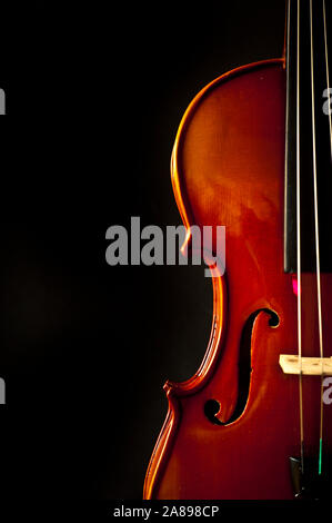 Die Hälfte der klassischen Violine auf schwarzem Hintergrund Stockfoto