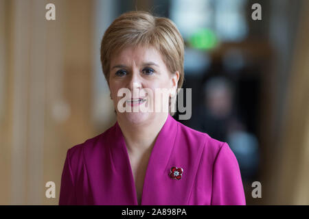 Edinburgh, Großbritannien. 7 Nov, 2019. Im Bild: Nicola Sturgeon MSP - Erster Minister von Schottland und Leiter der Scottish National Party (SNP). Wöchentliche Sitzung des Ersten Minister Fragen, die in der Kammer in Holyrood. Credit: Colin Fisher/Alamy leben Nachrichten Stockfoto