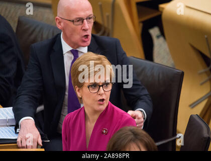 Edinburgh, Großbritannien. 7 Nov, 2019. Bild: (links) Johannes Swinniey MSP - Delegieren erster Minister, (rechts), Nicola Sturgeon MSP - Erster Minister von Schottland und Leiter der Scottish National Party (SNP). Wöchentliche Sitzung des Ersten Minister Fragen, die in der Kammer in Holyrood. Credit: Colin Fisher/Alamy leben Nachrichten Stockfoto