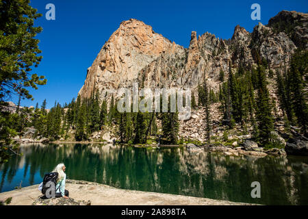 Woman by River in Sawtooth Mountains in Stanley, Idaho, USA Stockfoto