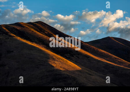 Braune Hügel im Schatten in Bellevue, Idaho, USA Stockfoto