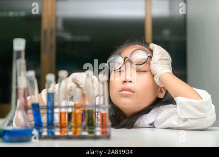 Cute Chemie Studenten schlafen nach Wissenschaft Experiment mit Ausrüstung und warten Reaktion nach Mischung chemische Labors, die die Arbeit der Forscher Stockfoto