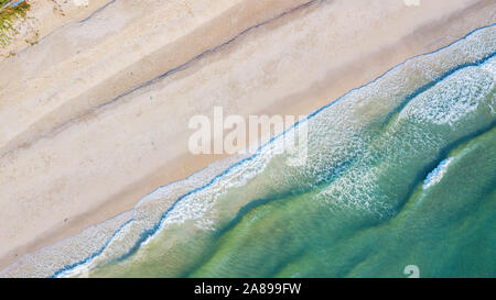 Meer Luftaufnahme, Ansicht von Oben, erstaunliche Natur Hintergrund. Thung Wua Län Strand, Chumphon Provinz, im Süden von Thailand, Foto von Flying Drone, transparent Stockfoto