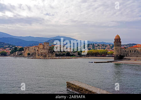 Leuchtturm, Bucht, Kirche, Église Notre-Dame-des-Anges, Festung, Château Royal de Collioure Stockfoto