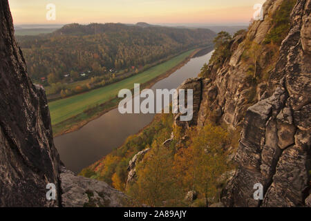 Bastei, Blick von der Brücke über die Elbe, Sunrise, Herbst, Sächsische Schweiz, Deutschland Stockfoto