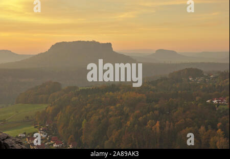 Bastei, Blick von der Brücke auf Lilienstein, Sunrise, Herbst, Sächsische Schweiz, Deutschland Stockfoto