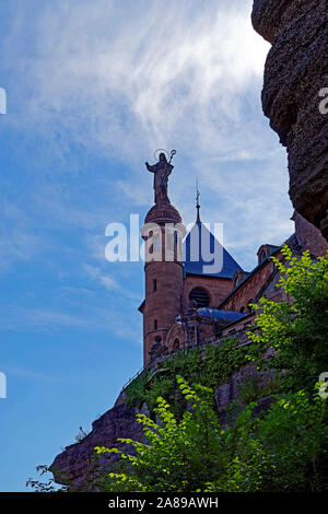 Katholischen Kloster Hohenburg, Hotel Restaurant Mont Sainte Odile, Klosteranlage, Statue Stockfoto