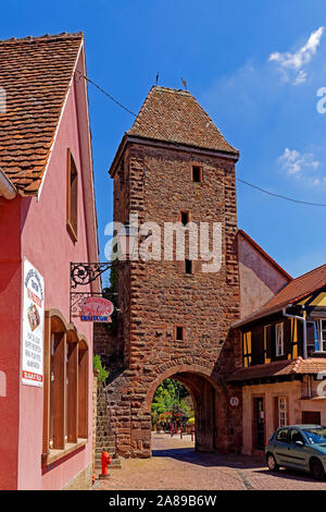 Strass enansicht, Häuserfronten, Stadttor, Les Remparts de Wangen Stockfoto