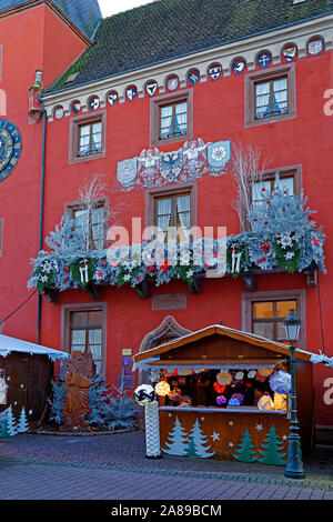 Weihnachtsmarkt, Museum, Musée alsacien, Verkaufshäuser, Weihnachtsdekoration, Weihnachtsmann, Holzfigur Stockfoto