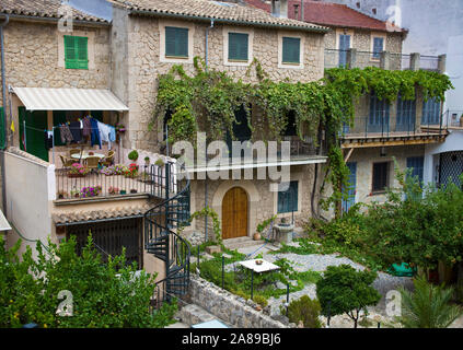 Alte Häuser im historischen Zentrum von Valldemossa, Region Comarca, Serra de Tramuntana, Mallorca, Balearen, Spanien Stockfoto