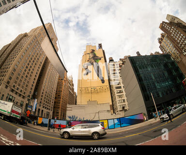 Eine Anschlagtafel auf der Seite eines Gebäudes in Midtown Manhattan am Dienstag, 5. November 2019 fördert die Apple neue Hülsen pro Marke Ohrhörer. (© Richard B. Levine) Stockfoto