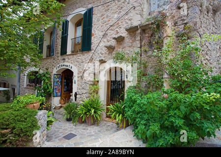 Alte Häuser im historischen Zentrum von Valldemossa, Region Comarca, Serra de Tramuntana, Mallorca, Balearen, Spanien Stockfoto