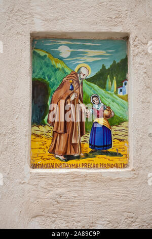Fliese Bild mit heiligen Motiv auf ein Haus, das historische Zentrum von Valldemossa, Region Comarca, Serra de Tramuntana, Mallorca, Balearen, Spanien Stockfoto