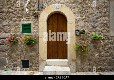 Alte Holztür am historischen Zentrum von Valldemossa, Region Comarca, Serra de Tramuntana, Mallorca, Balearen, Spanien Stockfoto