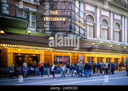 Liebhaber von Filmen geben Sie die belasco Theatre auf das Streaming-angebot Film "Die Iren" am Samstag, 2. November 2019. Die Streaming-dienst Netflix ihren Film wird am Broadway Theater zeigt vor der Freigabe auf der Streaming Plattform am 27. November 2005. (© Richard B. Levine) Stockfoto