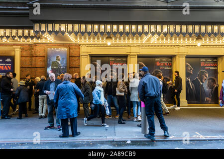 Liebhaber von Filmen geben Sie die belasco Theatre auf das Streaming-angebot Film "Die Iren" am Samstag, 2. November 2019. Die Streaming-dienst Netflix ihren Film wird am Broadway Theater zeigt vor der Freigabe auf der Streaming Plattform am 27. November 2005. (© Richard B. Levine) Stockfoto