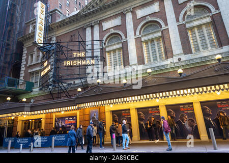 Liebhaber von Filmen geben Sie die belasco Theatre auf das Streaming-angebot Film "Die Iren" am Samstag, 2. November 2019. Die Streaming-dienst Netflix ihren Film wird am Broadway Theater zeigt vor der Freigabe auf der Streaming Plattform am 27. November 2005. (© Richard B. Levine) Stockfoto