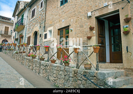 Alte Häuser im historischen Zentrum von Valldemossa, Region Comarca, Serra de Tramuntana, Mallorca, Balearen, Spanien Stockfoto