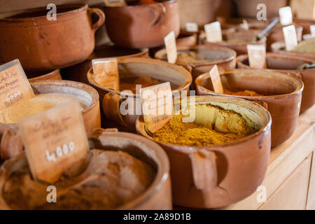 Verschiedene Gewürze zum Verkauf in Terrakotta Töpfe in den Alten Souk in Byblos, Libanon Stockfoto