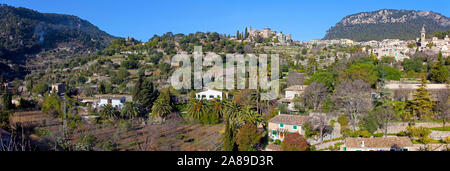 Das Bergdorf Valldemossa mit Kirche Saint Bartomeu, Region Comarca, Serra de Tramuntana, Mallorca, Balearen, Spanien Stockfoto