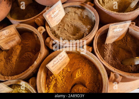 Verschiedene Gewürze zum Verkauf in Terrakotta Töpfe in den Alten Souk in Byblos, Libanon Stockfoto