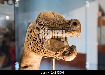 Tier Kopf Post aus dem osebergschiff finden. Wikingerschiffmuseum, Bygdoy. Oslo, Norwegen Stockfoto