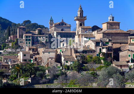 Das Bergdorf Valldemossa, Kirche Saint Bartomeu, hinter der Kartause, Region Comarca, Serra de Tramuntana, auf Mallorca, Spanien Stockfoto