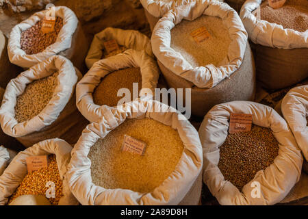 Verschiedene Gewürze und getrocknete Lebensmittel für den Verkauf in den Alten Souk in Byblos, Libanon Stockfoto