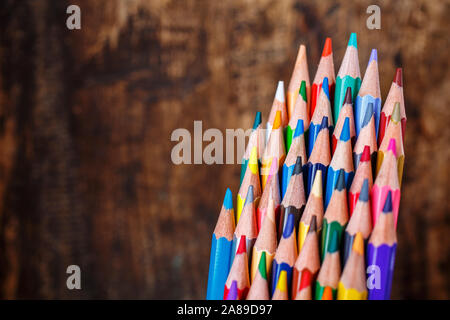 Zeichenmaterial: Verschiedene Buntstifte. Bildungshintergrund Stockfoto