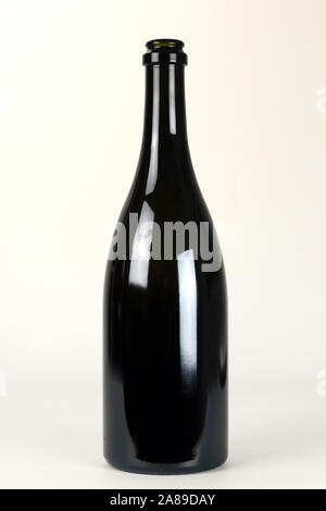 Schwarzes Glas Flasche Champagner Wein auf weißem Hintergrund Stockfoto
