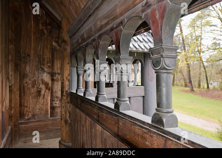 Die hölzerne Kirche (STAVKIRKE) aus dem 13. Jahrhundert an der Norwegischen Kulturhistorischen Museum (Norsk folkemuseum) an Bygdoy. Oslo, Norwegen Stockfoto