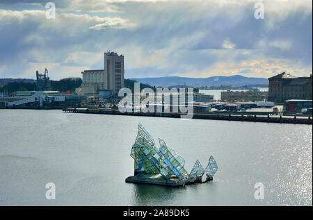 Die Skulptur, genannt liegt sie, die von der Künstlerin Monica Bonvicini, scheint auf den Gewässern der Oslo Fjord zu schweben. Norwegen Stockfoto