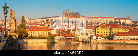 Prag - der Blick von der Karlsbrücke auf die Burg und die Kathedrale über die Moldau im Morgenlicht. Stockfoto