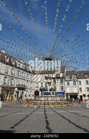 Arbois (Frankreich): "Place de la Liberte" Platz im Zentrum der Stadt Stockfoto