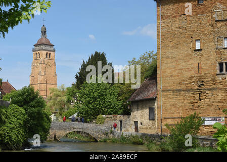 Arbois (Frankreich): die "Tour Gloriette" Turm auf der rechten Seite, am Ufer des Fluss Cuisance. Im Hintergrund die Kirche von Saint-J Stockfoto