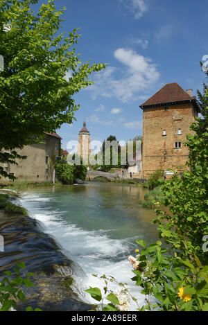 Arbois (Frankreich): Der Fluss Cuisance. Auf der rechten Seite, die "Tour Gloriette" Turm. Im Hintergrund die Kirche von Saint-Just Stockfoto