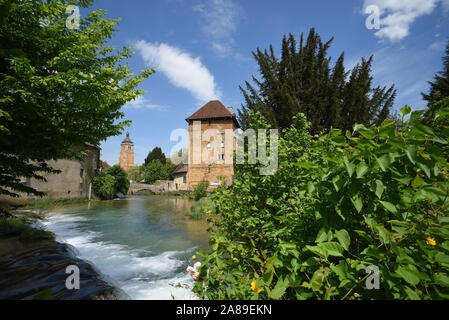 Arbois (Frankreich): Der Fluss Cuisance. Auf der rechten Seite, die "Tour Gloriette" Turm. Im Hintergrund die Kirche von Saint-Just Stockfoto